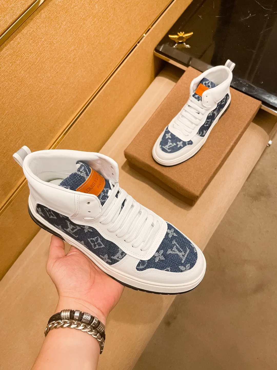 Men's shoes 💰 440💰【 LV 】🔥 Louis Vuitton, high-end men's shoes brand, official website 1:1 latest masterpiece: the upper is made of first-layer cowhide imported from Italy with a comfortable and breathable lining➕original non-slip and wear-resistant outsole🔥, making walking more convenient and comfortable! An exclusive new model, a stunning work, a beautiful 1:1 replica [color] compared to the official quality! Create a fashionable personality to set off your uniqueness! A must-have for trendy men! Classic🔥Size: 38-44 Color: 🔥Multiple colors available🔥